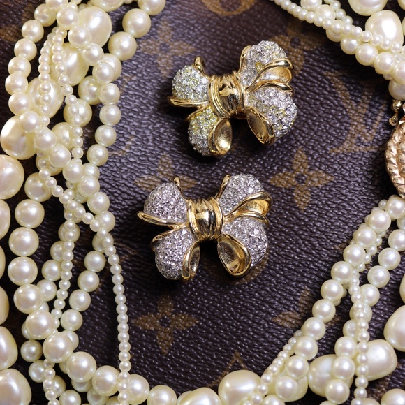 Carolee Elegant Six Strand Simulated Pearl Necklace with Gorgeous Clasp - Picture 5 of 15